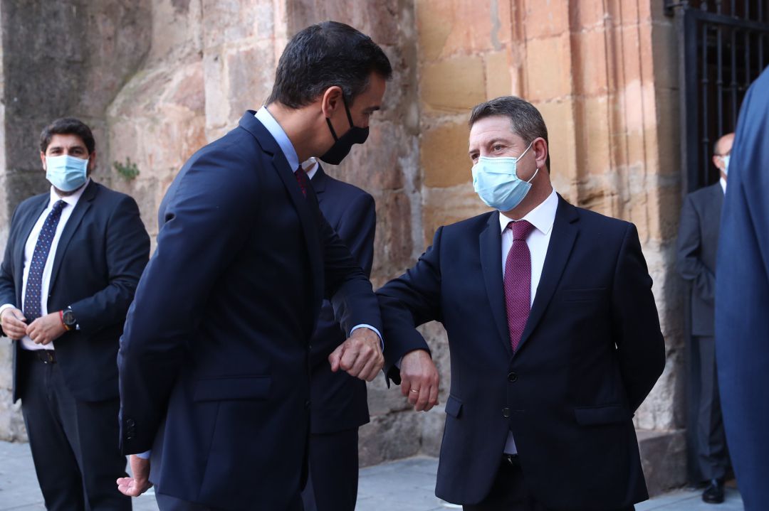 El presidente del Gobierno, Pedro Sánchez, saluda con el codo al presidente de Castilla-La Mancha, Emiliano García-Page (d), a su llegada al Monasterio de Yuso El presidente del Gobierno, Pedro Sánchez, saluda con el codo al presidente de Castilla-La Mancha, Emiliano García-Page (d), a su llegada al Monasterio de Yuso