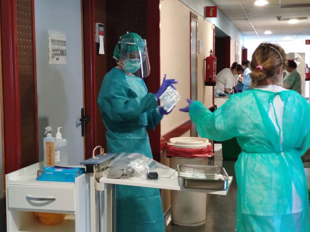 Atención en una planta Covid en el Hospital Universitario Juan Ramón Jiménez de Huelva. Atención en una planta Covid en el Hospital Universitario Juan Ramón Jiménez de Huelva.