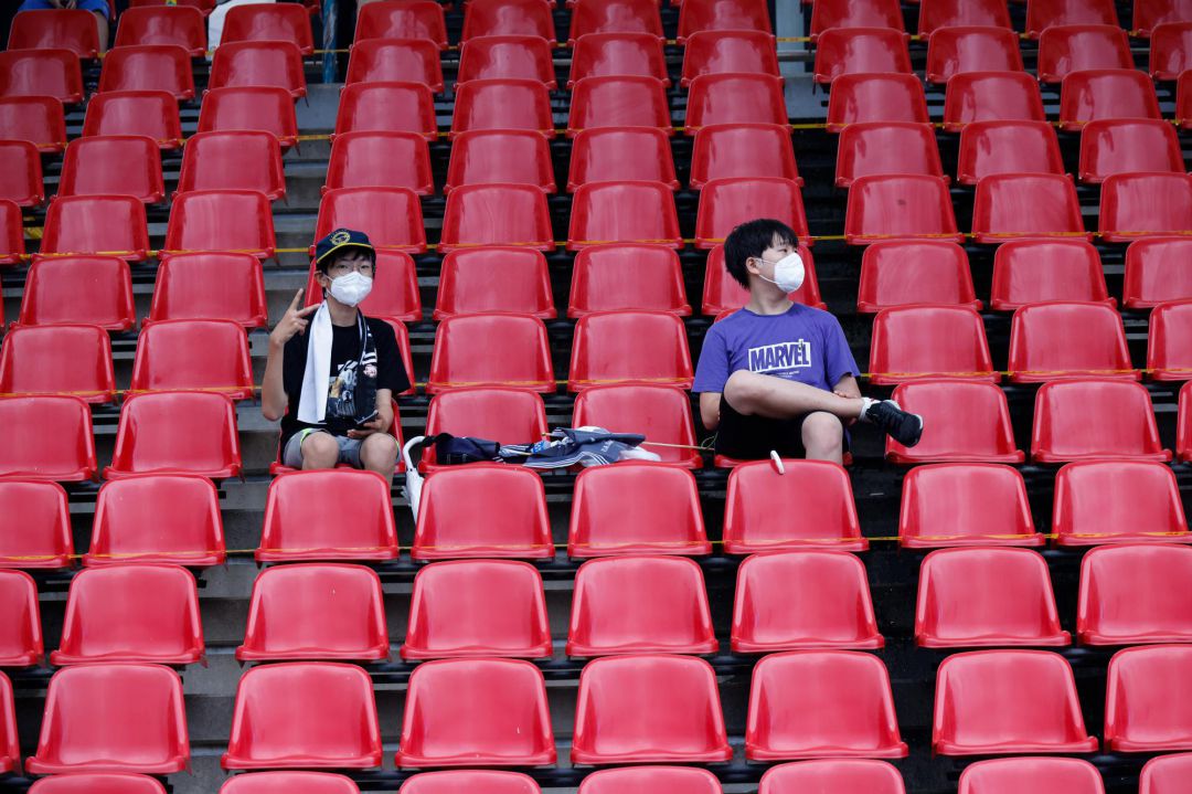 Dos aficionados vuelven a un estadio en la reanudación de la K-League. Dos aficionados vuelven a un estadio en la reanudación de la K-League.