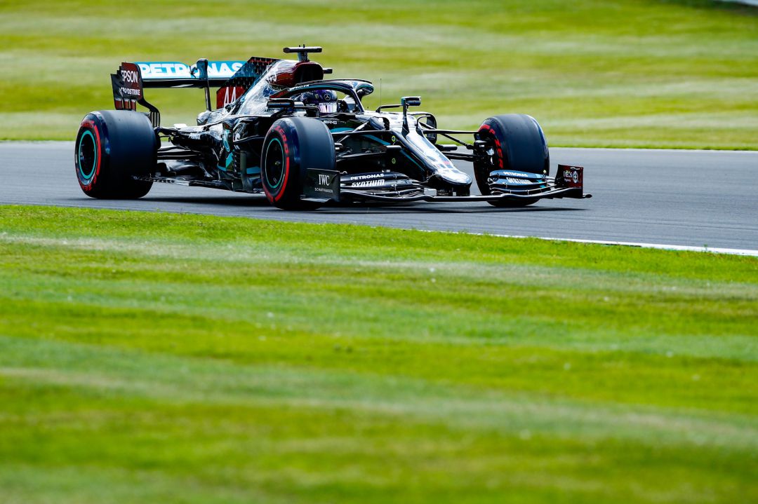 Hamilton, durante la clasificación en Silverstone. Hamilton, durante la clasificación en Silverstone.