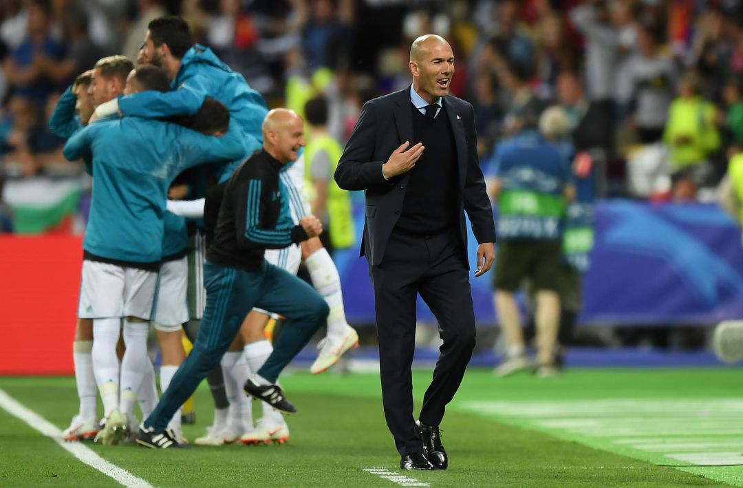 Zidane y los jugadores celebran un gol. Zidane y los jugadores celebran un gol.