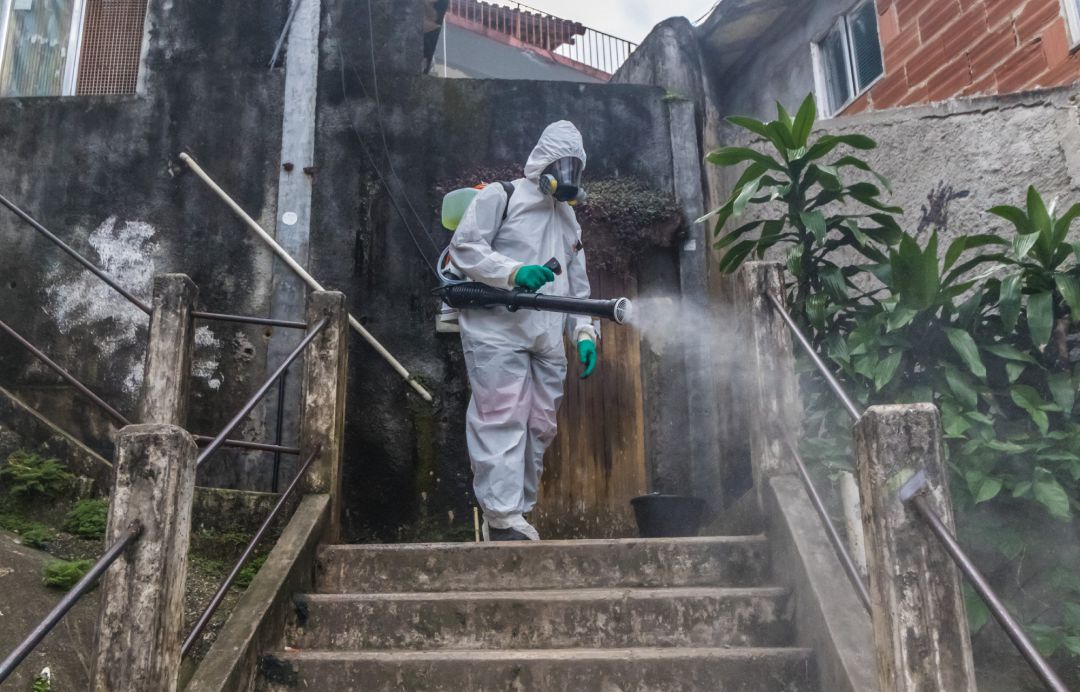 Un trabajador realiza labores de desinfección en una favela de Brasil durante la pandemia Un trabajador realiza labores de desinfección en una favela de Brasil durante la pandemia