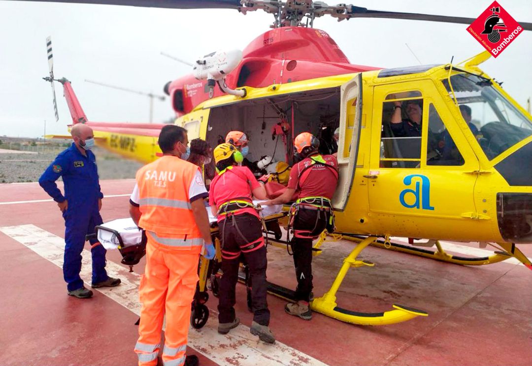 Un instante en el que introducen a la víctima en el helicóptero de rescate Un instante en el que introducen a la víctima en el helicóptero de rescate