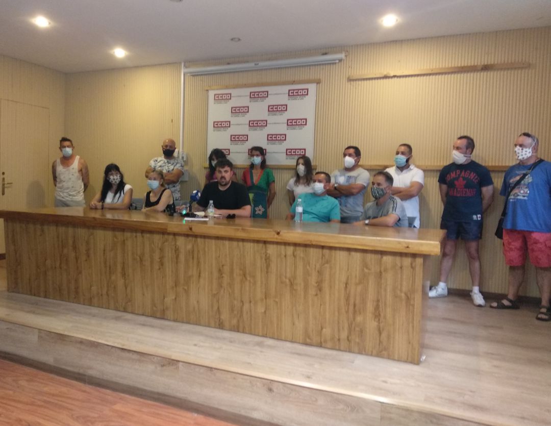 La plantilla que se encarga del servicio municipal de parques y jardines mantenía una asamblea en la tarde de ese viernes para abordar su situación La plantilla que se encarga del servicio municipal de parques y jardines mantenía una asamblea en la tarde de ese viernes para abordar su situación