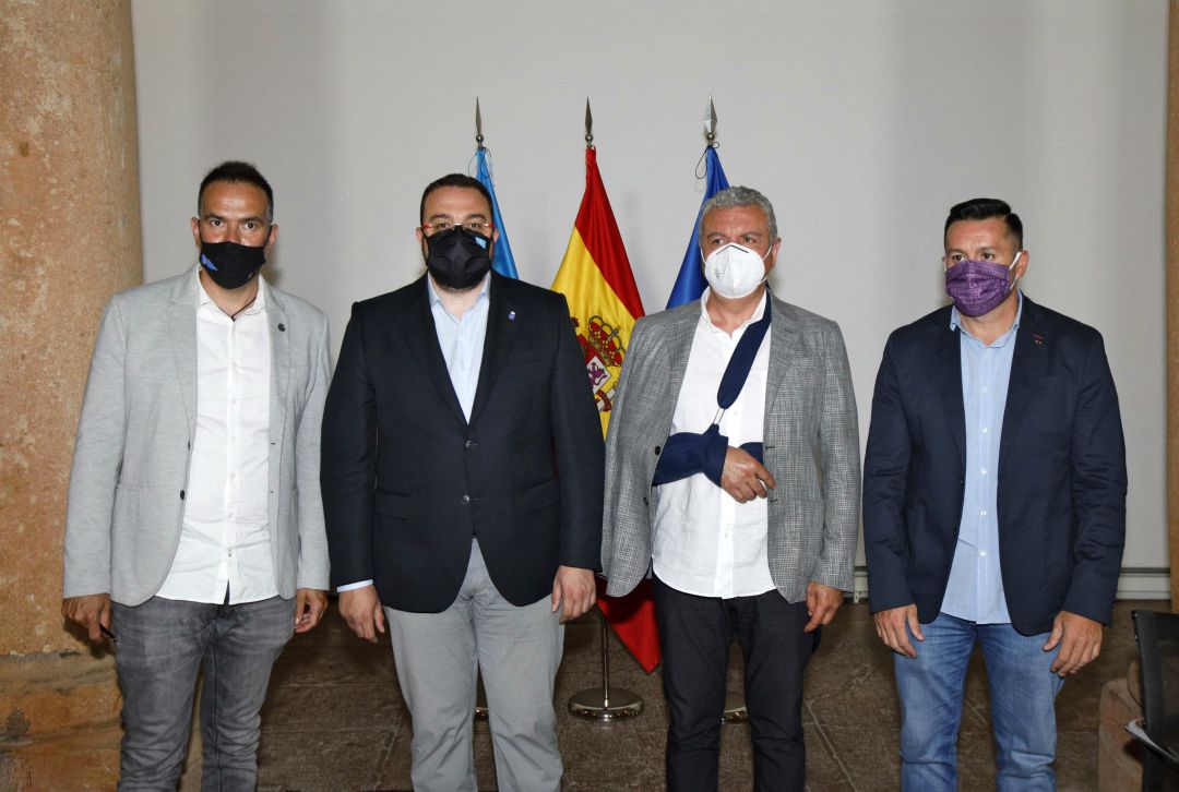 Foto de familia de los firmantes del acuerdo, que se volverán a citar a finales de 2021 para revisar y ampliar el documento. Foto de familia de los firmantes del acuerdo, que se volverán a citar a finales de 2021 para revisar y ampliar el documento.