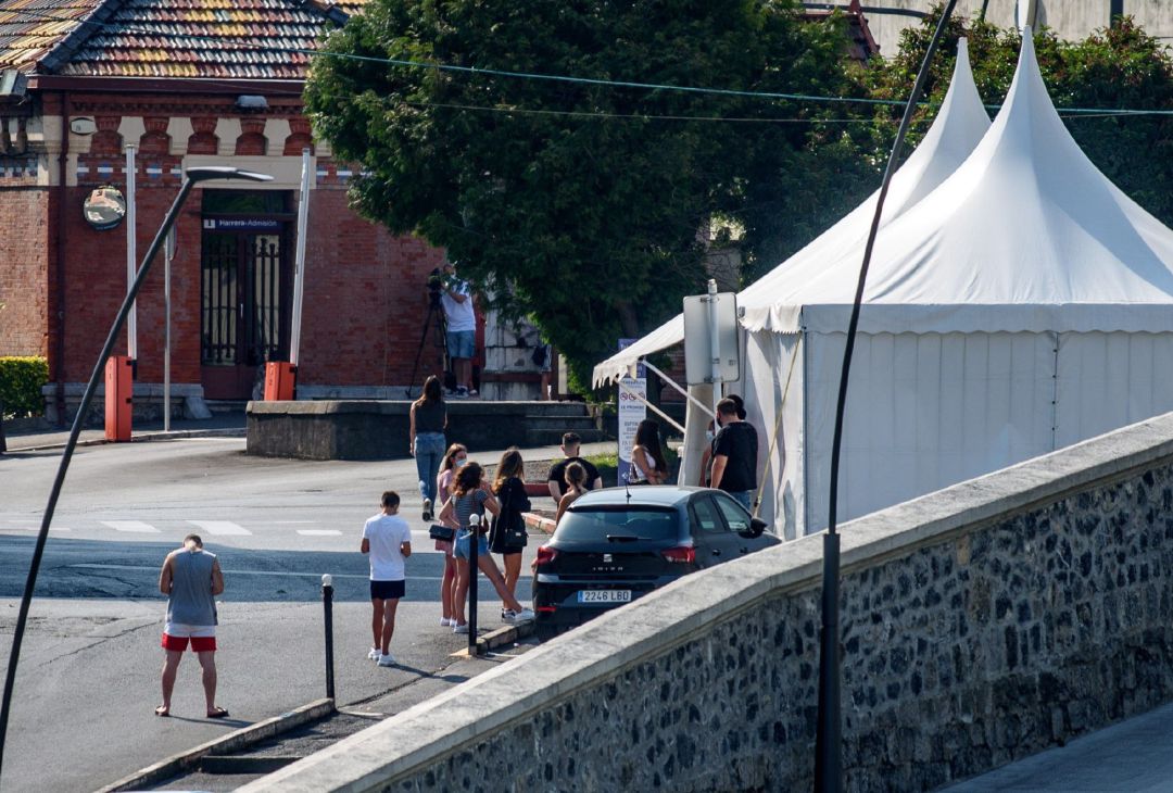Vista de la carpa instalada este viernes frente al hospital de Basurto para hacer PCR a todas las personas que estuvieron en la discoteca Back&Stage de Bilbao el pasado 18 de julio Vista de la carpa instalada este viernes frente al hospital de Basurto para hacer PCR a todas las personas que estuvieron en la discoteca Back&Stage de Bilbao el pasado 18 de julio