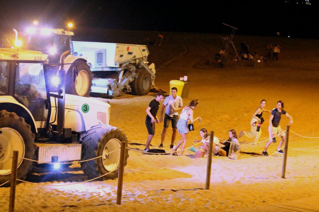 Un grupo de jóvenes son sorprendidos haciendo botellón en una playa de la Barceloneta, en una imagen de archivo Un grupo de jóvenes son sorprendidos haciendo botellón en una playa de la Barceloneta, en una imagen de archivo