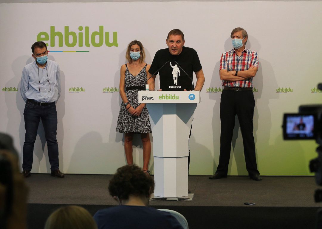 El coordinador de EH Bildu, Arnaldo Otegi (2d), el abogado Íñigo Iruin (i), Miren Zabaleta (2i) y Rafa Díaz (d) durante una rueda de prensa este sábado tras la anulación por parte del Tribunal Supremo de la sentencia del caso Bateragune por la que él y otros cuatro acusados fueron condenados a penas de entre seis y seis años y medio de cárcel El coordinador de EH Bildu, Arnaldo Otegi (2d), el abogado Íñigo Iruin (i), Miren Zabaleta (2i) y Rafa Díaz (d) durante una rueda de prensa este sábado tras la anulación por parte del Tribunal Supremo de la sentencia del caso Bateragune por la que él y otros cuatro acusados fueron condenados a penas de entre seis y seis años y medio de cárcel
