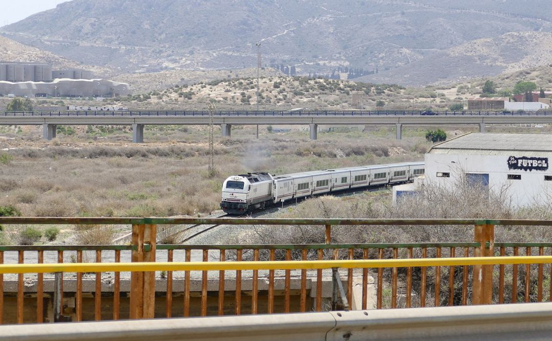 Un tren circulando por las vías en Cartagena. Un tren circulando por las vías en Cartagena.