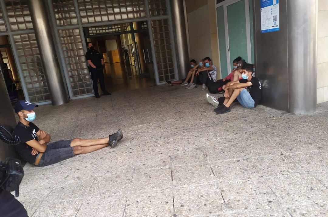 Inmigrantes que se encuentran en cuarentena en el pabellón Cabezo Beaza. Inmigrantes que se encuentran en cuarentena en el pabellón Cabezo Beaza.