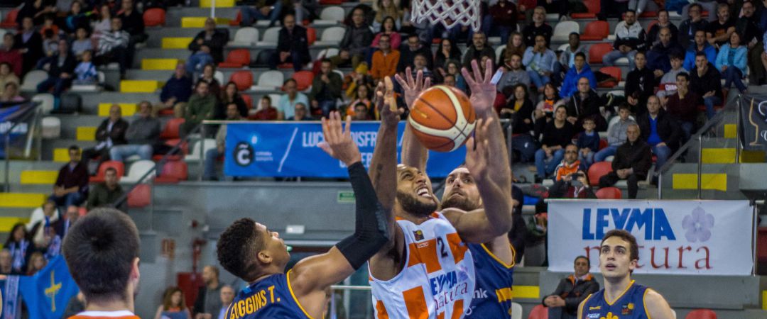 Perris Blackwell, en el centro, en un partido contra Oviedo Perris Blackwell, en el centro, en un partido contra Oviedo