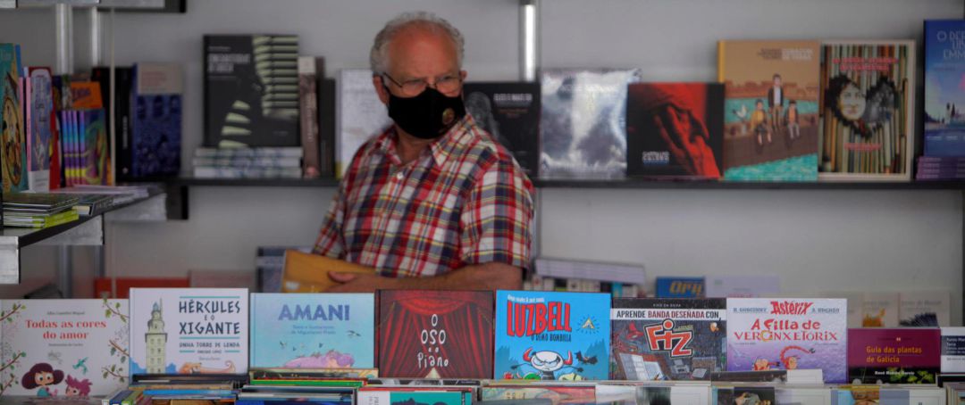 "No contagian pero enganchan" es el lema con el que A Coruña inaugura hoy su 49ª Feria del Libro, que esta edición contará con especiales medidas de seguridad entre sus 16 casetas "No contagian pero enganchan" es el lema con el que A Coruña inaugura hoy su 49ª Feria del Libro, que esta edición contará con especiales medidas de seguridad entre sus 16 casetas