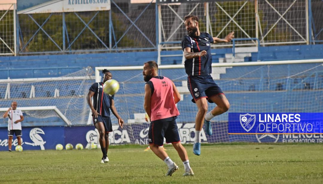 Varios jugadores del Linares Deportivo durante un entrenamiento esta misma semana. Varios jugadores del Linares Deportivo durante un entrenamiento esta misma semana.