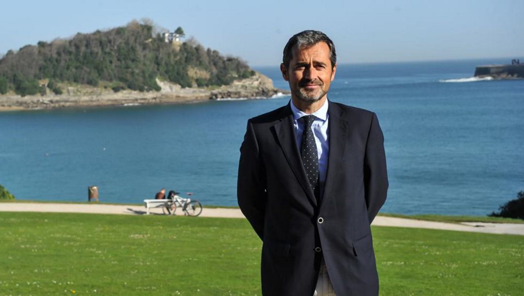 Nacho Nuñez posa en el Palacio Miramar con la bahía de la Concha de fondo Nacho Nuñez posa en el Palacio Miramar con la bahía de la Concha de fondo