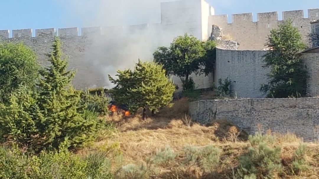 Sofocado un pequeño incendio junto a la muralla de Cuéllar Sofocado un pequeño incendio junto a la muralla de Cuéllar