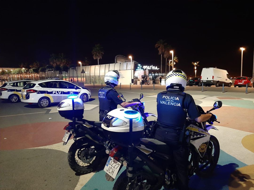 Los agentes controlaron los locales de la Marina de València para comprobar que se cumplan las normas contra el coronavirus Los agentes controlaron los locales de la Marina de València para comprobar que se cumplan las normas contra el coronavirus