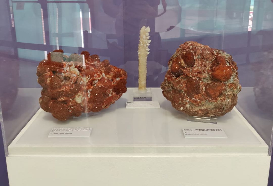 Esta exposición muestra la colección mineralógica más importante y representativa de uno de los recursos más importantes de nuestro territorio Esta exposición muestra la colección mineralógica más importante y representativa de uno de los recursos más importantes de nuestro territorio