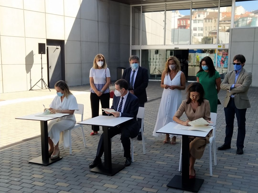 Ethel Vázquez, Abel Caballero e Isabel Pardo de Vera firman el acuerdo para los accesos al Centro Vialia Ethel Vázquez, Abel Caballero e Isabel Pardo de Vera firman el acuerdo para los accesos al Centro Vialia