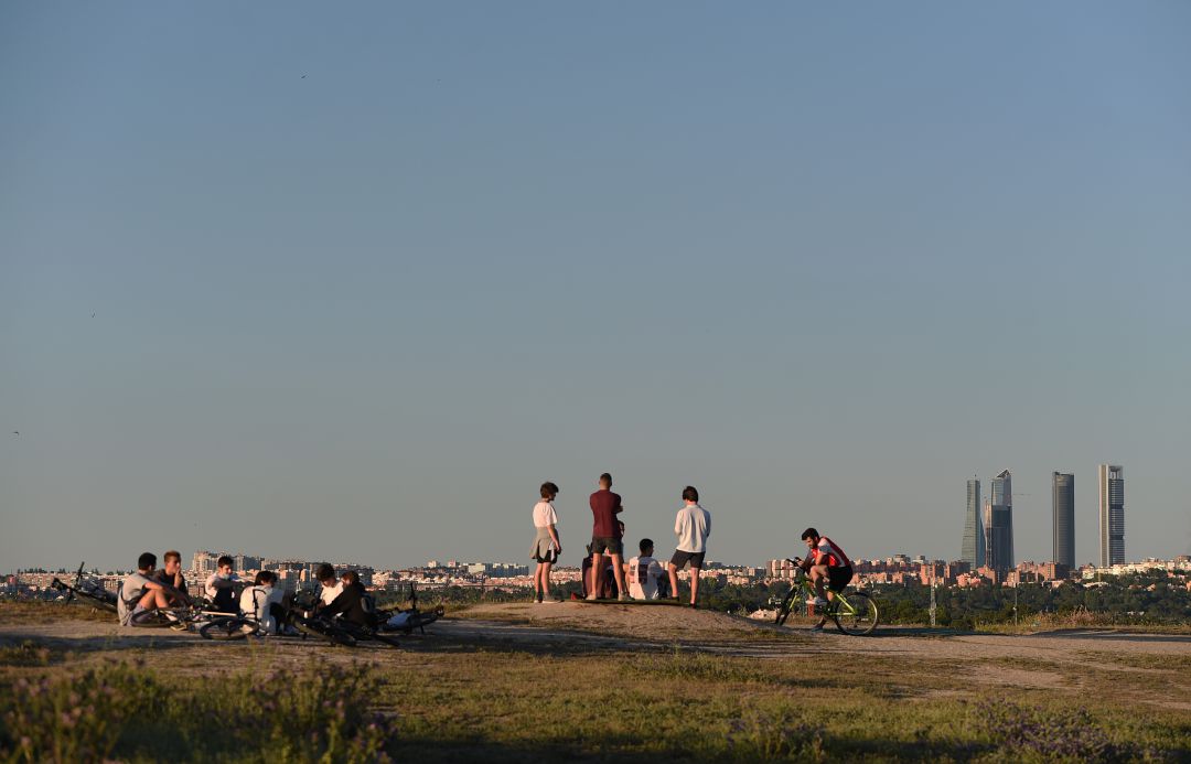 Varios jóvenes se reunen en una zona lejana al centro de Madrid Varios jóvenes se reunen en una zona lejana al centro de Madrid