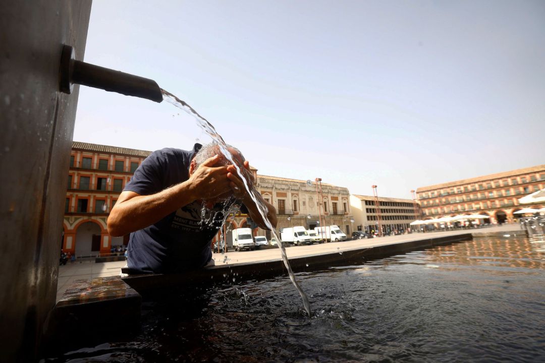 Un hombre se refresca en una de las fuentes de la ciudad, para aliviar las altas temperaturas, hoy sábado Córdoba continúa en aviso naranja por altas temperaturas. Un hombre se refresca en una de las fuentes de la ciudad, para aliviar las altas temperaturas, hoy sábado Córdoba continúa en aviso naranja por altas temperaturas.