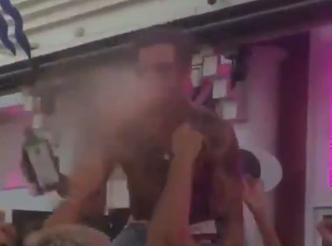 Momento en el que el artista escupe al público Momento en el que el artista escupe al público