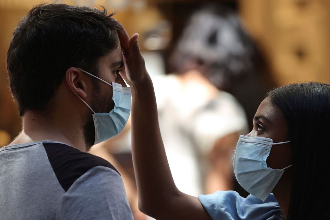 Una pareja con mascarillas en Madrid este sábado durante la ola de calor Una pareja con mascarillas en Madrid este sábado durante la ola de calor