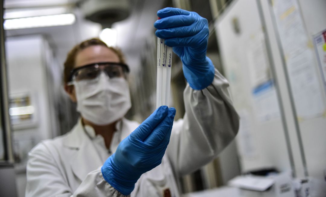 Un investigador de la Universidad de Oxford realiza un estudio sobre la inmunidad grupal. Un investigador de la Universidad de Oxford realiza un estudio sobre la inmunidad grupal.