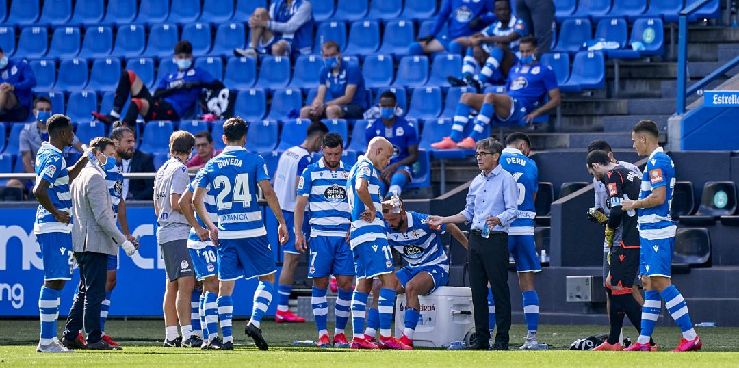 Fernando Vázquez da instrucciones a sus jugadores durante una pausa de hidratación Fernando Vázquez da instrucciones a sus jugadores durante una pausa de hidratación