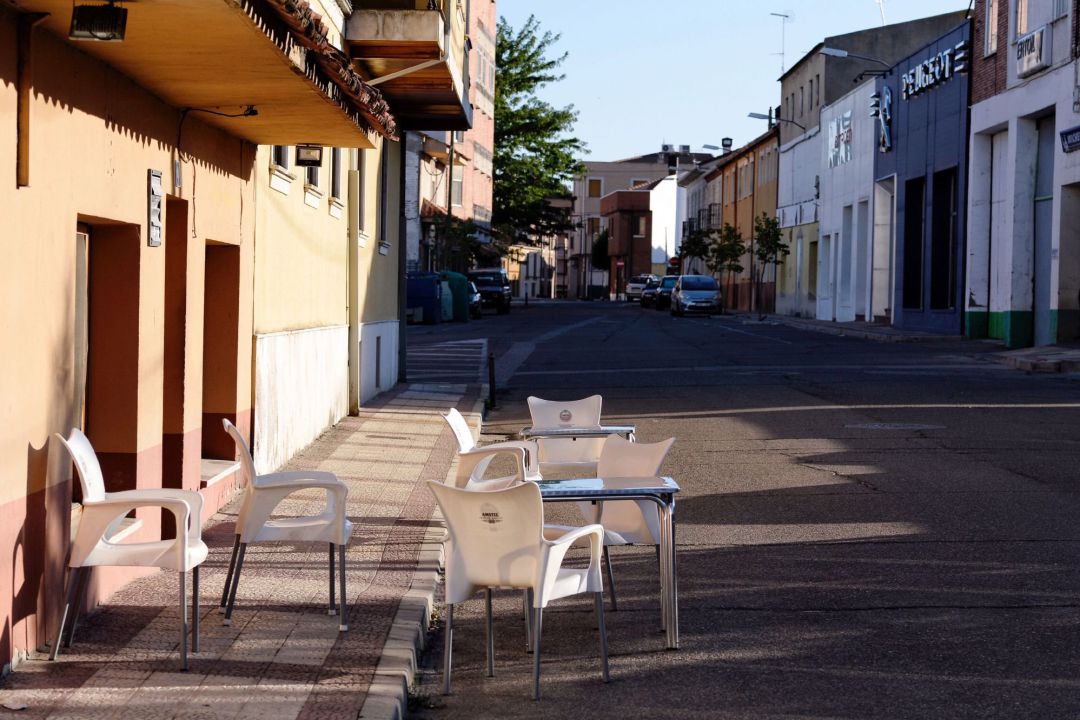 Vista de una terraza de una bar ubicada en las calles de la localidad de Íscar Vista de una terraza de una bar ubicada en las calles de la localidad de Íscar