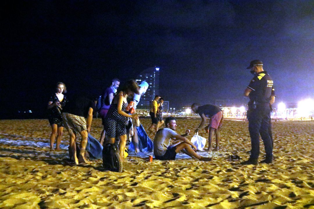 La policía paraliza un botellón en la playa de la Barceloneta de Barcelona La policía paraliza un botellón en la playa de la Barceloneta de Barcelona