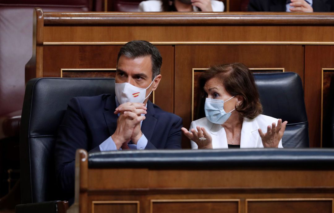 El presidente del Gobierno, Pedro Sánchez y la vicepresidenta primera, Carmen Calvo, durante el pleno del Congreso de este miércoles ante el que comparece el jefe del Ejecutivo para informar sobre los resultados del último Consejo Europeo en el que se negoció el reparto de fondos para la crisis generada por la pandemia. El presidente del Gobierno, Pedro Sánchez y la vicepresidenta primera, Carmen Calvo, durante el pleno del Congreso de este miércoles ante el que comparece el jefe del Ejecutivo para informar sobre los resultados del último Consejo Europeo en el que se negoció el reparto de fondos para la crisis generada por la pandemia.