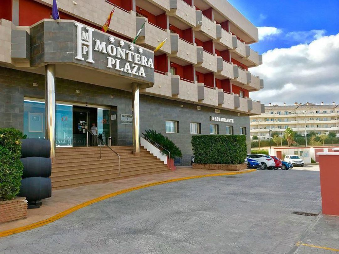 Entrada principal del Hotel 'La Montera', de Los Barrios. Entrada principal del Hotel 'La Montera', de Los Barrios.
