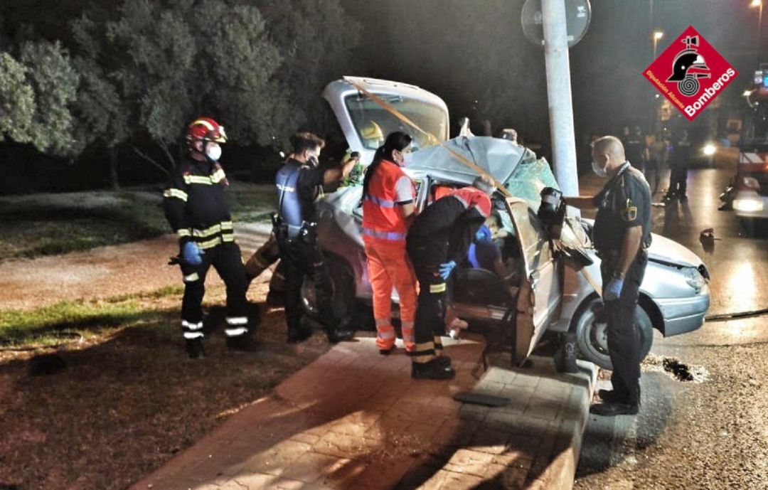 Los bomberos han tenido que excarcelar a los ocupantes del vehículo Los bomberos han tenido que excarcelar a los ocupantes del vehículo