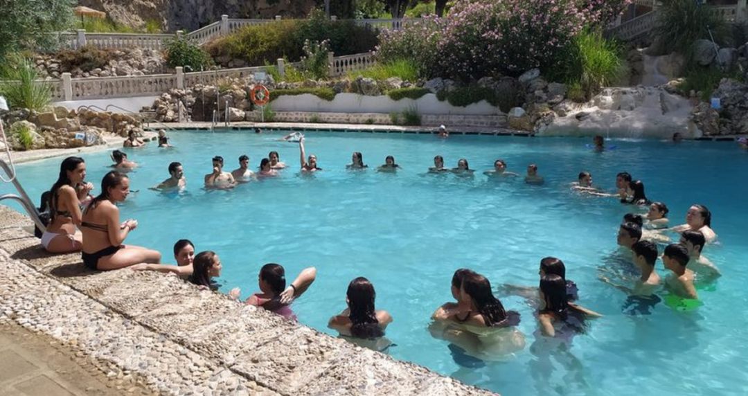Jovenes disfrutan de la piscina termal del Balneario de Alicún. Jovenes disfrutan de la piscina termal del Balneario de Alicún.