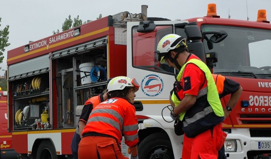 Bomberos y sanitarios de EPES trabajan de forma conjunta en una imagen de archivo. Bomberos y sanitarios de EPES trabajan de forma conjunta en una imagen de archivo.