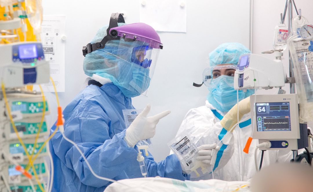 Dos profesionales sanitarias de la UCI Dos profesionales sanitarias de la UCI