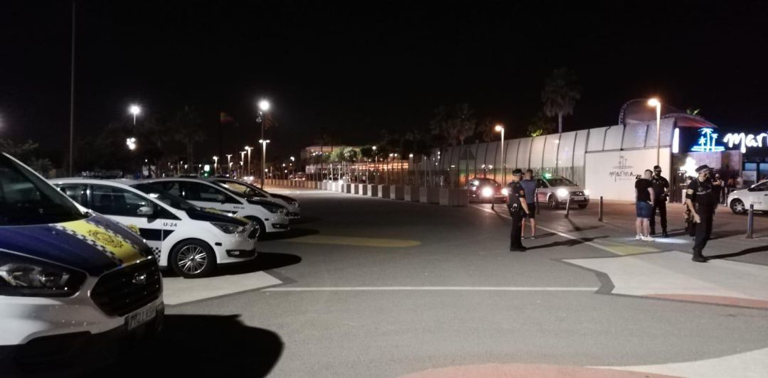 La Policía Local de València se ha desplegado este fin de semana por la ciudad para garantizar que los locales de ocio cumplen las medidas de seguridad. La Policía Local de València se ha desplegado este fin de semana por la ciudad para garantizar que los locales de ocio cumplen las medidas de seguridad.