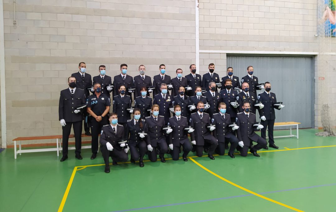 Los agentes que han ingresado en el cuerpo junto a los oficiales que han promocionado Los agentes que han ingresado en el cuerpo junto a los oficiales que han promocionado