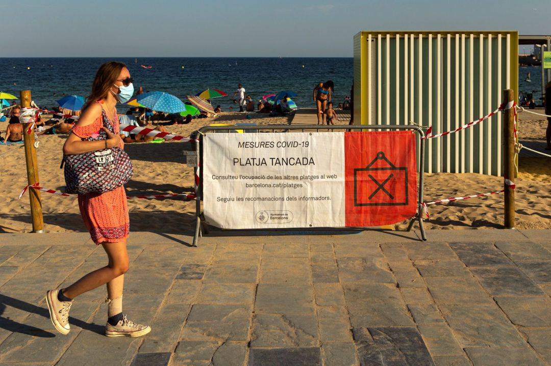 Cartel informativo del cierre de la playa por alcanzar el máximo del aforo permitido por seguridad, este sábado en Barcelona. Cartel informativo del cierre de la playa por alcanzar el máximo del aforo permitido por seguridad, este sábado en Barcelona.