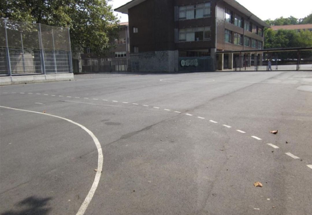 La Policía Local de Getxo ha sorprendido a más de 80 jóvenes consumiendo bebidas alcohólicas en el interior del patio de un colegio situado en el barrio de Romo y ha denunciado a 13 de ellos. La Policía Local de Getxo ha sorprendido a más de 80 jóvenes consumiendo bebidas alcohólicas en el interior del patio de un colegio situado en el barrio de Romo y ha denunciado a 13 de ellos.