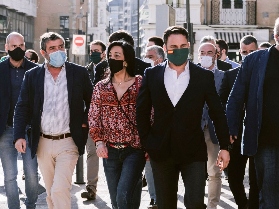 La parlamentaria de VOX Amaia Martinez acompañada del presidente de este partido, Santiago Abascal (d), a su llegada este lunes al Parlamento Vasco en Vitoria para asistir a la sesión constitutiva en la que se elige a los miembros de la Mesa tras las elecciones del pasado 12 e julio. La parlamentaria de VOX Amaia Martinez acompañada del presidente de este partido, Santiago Abascal (d), a su llegada este lunes al Parlamento Vasco en Vitoria para asistir a la sesión constitutiva en la que se elige a los miembros de la Mesa tras las elecciones del pasado 12 e julio.