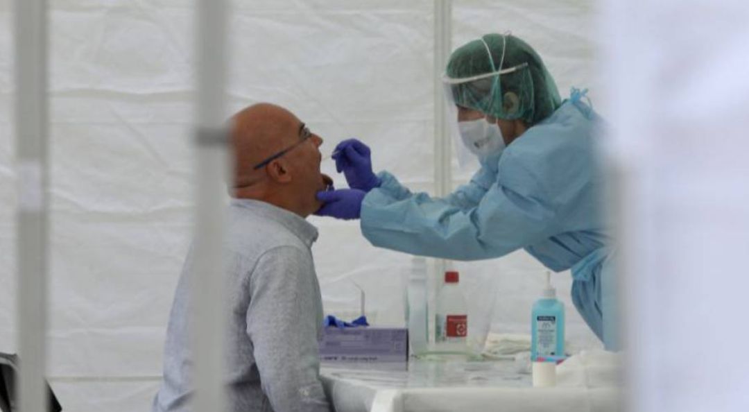 Una sanitaria realiza una prueba PCR para detectar la COVID-19 Una sanitaria realiza una prueba PCR para detectar la COVID-19