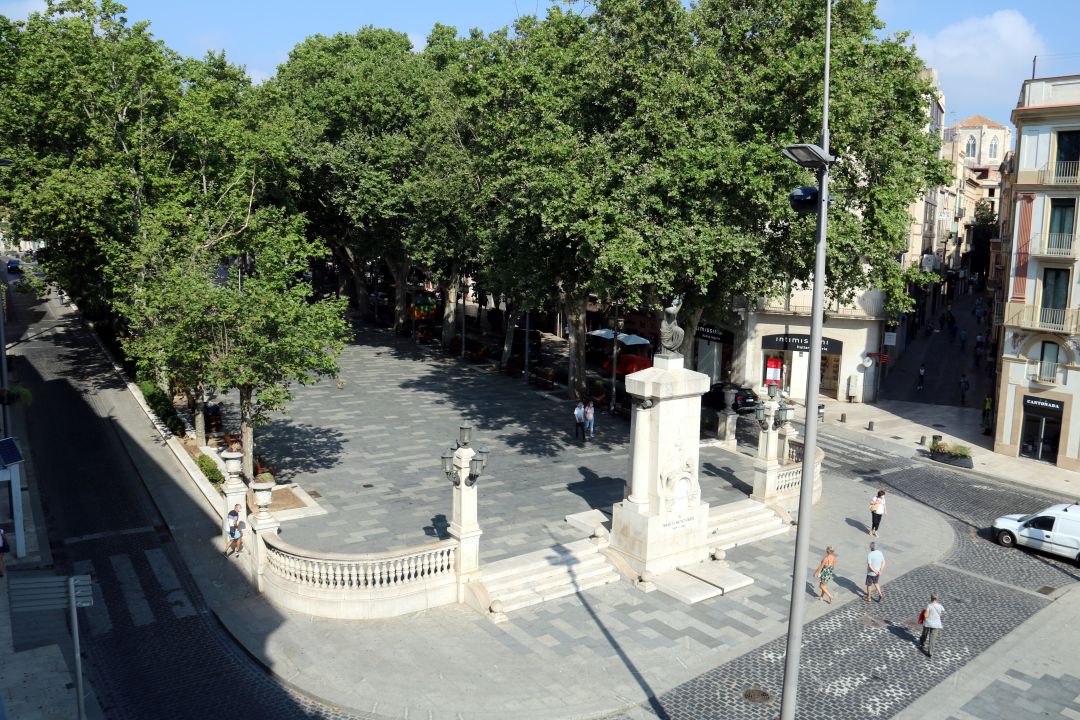 Imatge aèria de la Rambla de Figueres pràcticament buida. Imatge aèria de la Rambla de Figueres pràcticament buida.