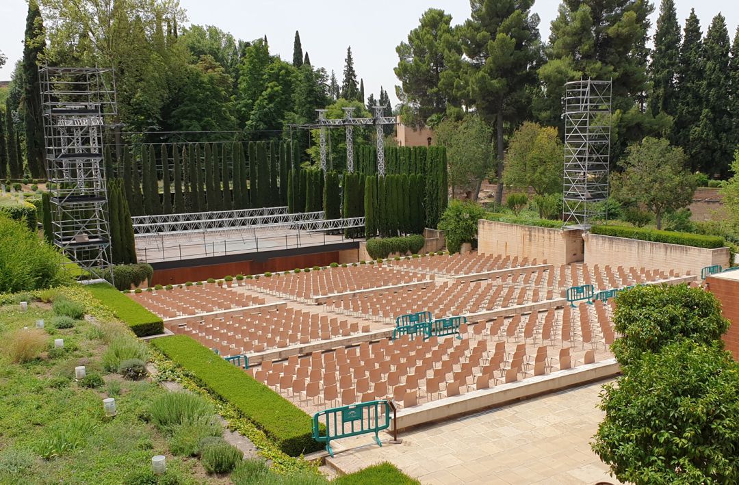 El teatro del Generalife, adaptado a las normas sanitarias de distanciamiento social entre el público, con sillas separadas convenientemente El teatro del Generalife, adaptado a las normas sanitarias de distanciamiento social entre el público, con sillas separadas convenientemente