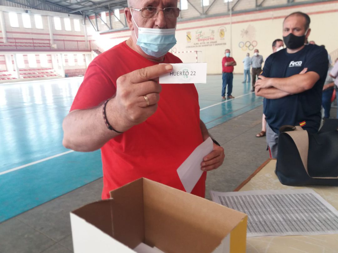 Un vecino muestra la papeleta del huereto que le ha correspondido Un vecino muestra la papeleta del huereto que le ha correspondido