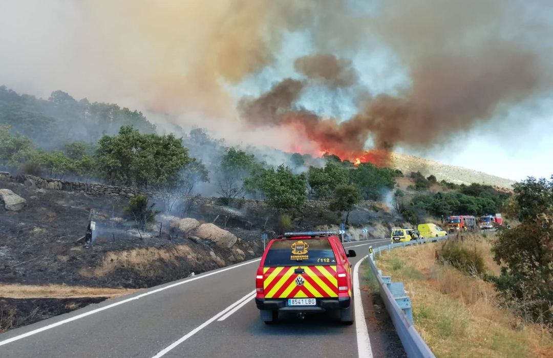 Vista del incendio declarado el pasado domingo en la localidad madrileña de Robledo de Chavela, donde continúan trabajando medios aéreos y terrestres de bomberos. Vista del incendio declarado el pasado domingo en la localidad madrileña de Robledo de Chavela, donde continúan trabajando medios aéreos y terrestres de bomberos.