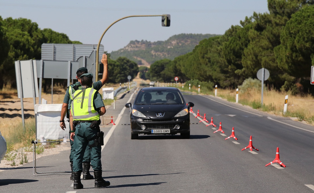 Control de la Guardia Civil en los accesos a las localidades de Íscar y Pedrajas de San Esteban tras decretar un juez el confinamiento de estos dos municipios Control de la Guardia Civil en los accesos a las localidades de Íscar y Pedrajas de San Esteban tras decretar un juez el confinamiento de estos dos municipios