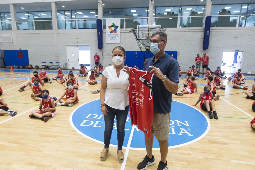 María Luis Cruz recibe una camiseta de manos de Paco Rueda. María Luis Cruz recibe una camiseta de manos de Paco Rueda.