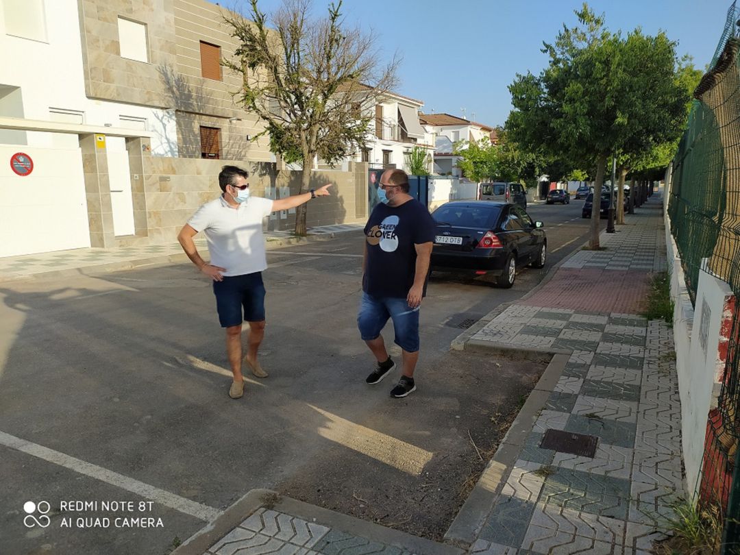 Francisco Carrillo y Juan Francisco Cazalilla, en paseo por el barrio Francisco Carrillo y Juan Francisco Cazalilla, en paseo por el barrio