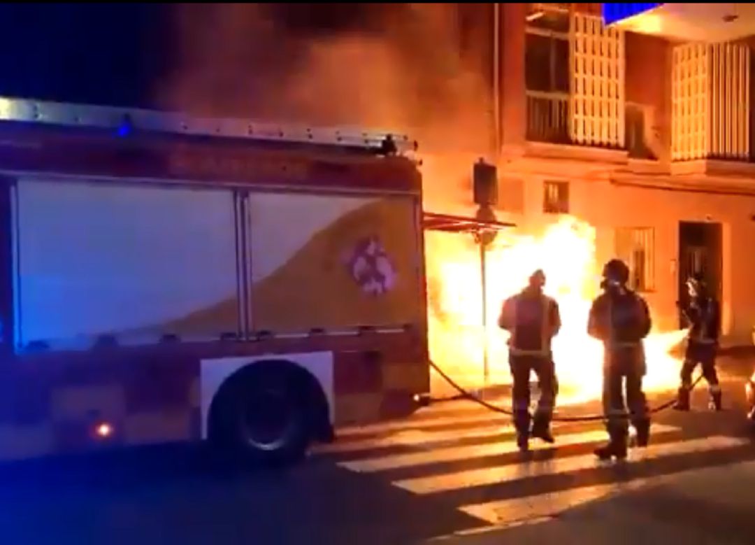 Los bomberos apagan un contenedor incendiado en la zona sur de la capital Los bomberos apagan un contenedor incendiado en la zona sur de la capital
